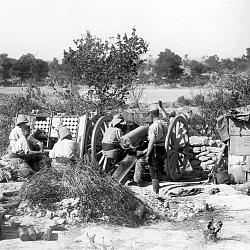 Canon et munitions sur le terrain en 1915
