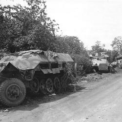 La Lande des morts 31 juillet bas côté sud 2 Sdkfz 251 puis un Sherman