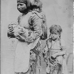 Femme arménienne fuyant avec ses enfants en 1899 après le meurtre de son (…)