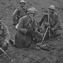 Tirailleurs sénégalais à l'entraînement sur mortier de 81 mm en Alsace, (…)