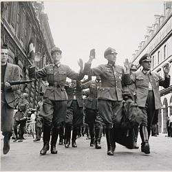 Officiers prisonniers allemands se rendant aux FFI, rue de Rivoli, (…)