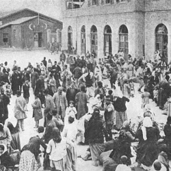 Les Arméniens se sont rassemblés dans une ville avant la déportation. Ils (…)