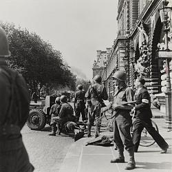 LIBÉRATION DE PARIS - 25 AOÛT 1944 - EPISODE DE COMBAT, QUAI DES TUILERIES