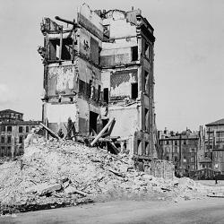 Hôtel Franciscou en cours de démolition (1945) vu du quai - Marseille