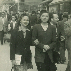 Simone Luongo (à droite) avec une amie sur la Canebière 1943