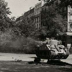 Libération Paris Sorbonne Renne Vaugirard SEEBERGER 1944 - Char Sherman 2e DB