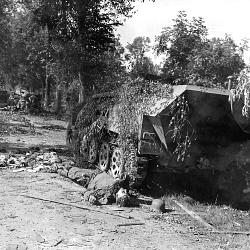 Mortain - Cadavre d'un soldat allemand au pied d'un semi-chenillé (…)