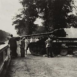 Carcasse de char Panther Ausf. A entourée de curieux, au jardin des Tuileries