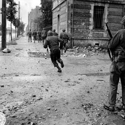 Soldats américains se livrant à des combats de rue, avenue de Paris, Cherbourg