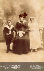 Grand-mère et ses deux enfants 