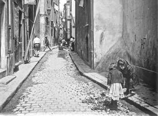 Début de la rue des Martégales qui donne sur le quai du Vieux-Port de Marseille